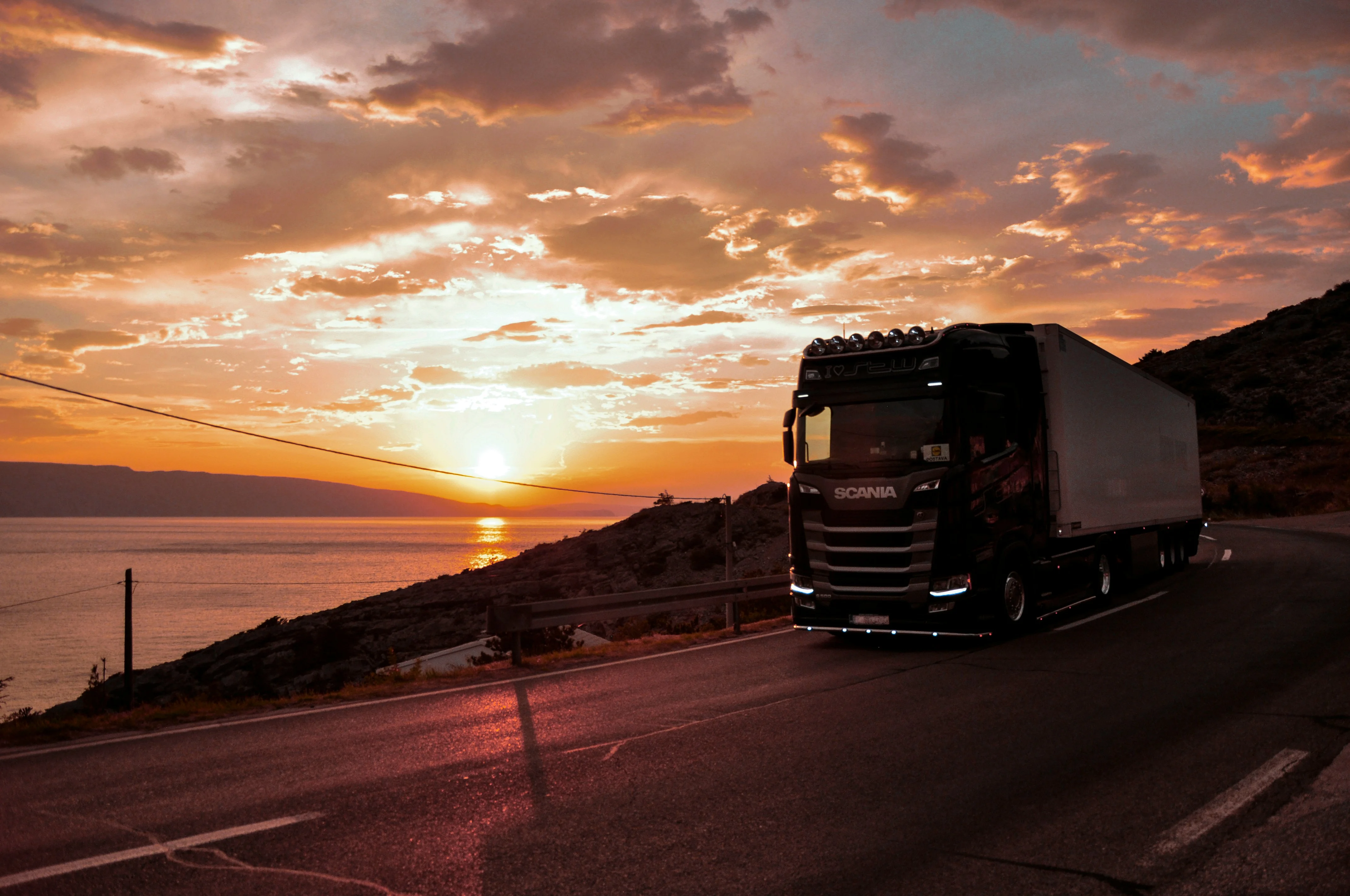 Caminhão ao pôr do sol — Seguro Transporte